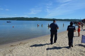 Policjanci spotykają się z mieszkańcami i turystami na plażach