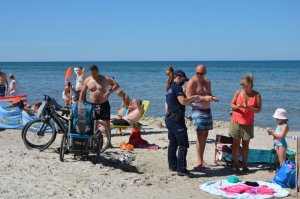 Policjanci spotykają się z mieszkańcami i turystami na plażach