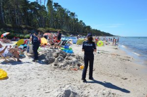 Policjanci spotykają się z mieszkańcami i turystami na plażach