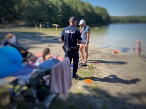 Policjanci rozdawali ulotki nad jeziorem