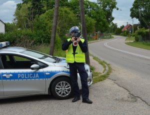 Policjant prowadzi kontrole prędkości