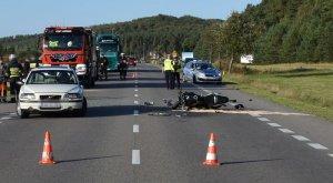 policjanci pracują na miejscu wypadku drogowego