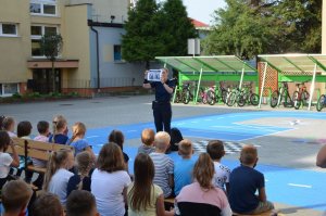 Policjanci prowadzą spotkania z dziećmi