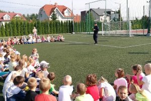 Policjanci spotkali się z dziećmi z SP w Szemudzie