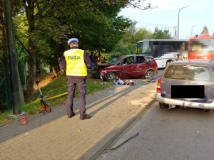 Policjanci wykonują oględziny samochodów