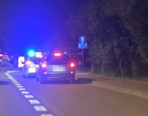 Policjanci prowadzą kontrole drogowe