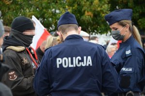 Legitymowanie osób przez policjantów