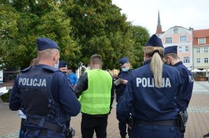 policjanci sprawdzają obowiązek zasłaniania ust i nosa