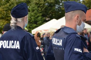 Policjanci legitymują osoby, które nie przestrzegają nakazu zasłaniania ust i nosa