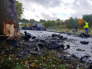 Policjanci pracują na miejscu wypadku