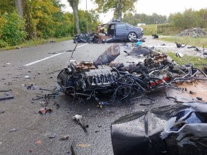 Policjanci pracują na miejscu wypadku