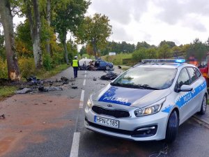 Policjanci pracują na miejscu wypadku