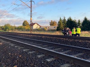 Policjanci prowadzą oględziny na miejscu zdarzenia