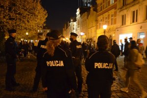 Policjanci zabezpieczają spacer po Wejherowie