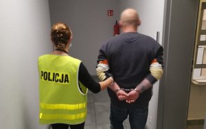 zdjęcie, policjantka prowadzi zatrzymanego