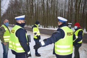 Policjanci badali miejsce wypadku śmiertelnego, wraz z nimi na miejscu debatowali zarządca drogi, przedstawiciel gminy, strażak.