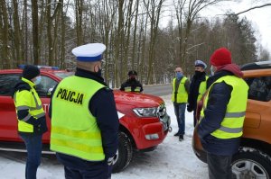 Policjanci badali miejsce wypadku śmiertelnego, wraz z nimi na miejscu debatowali zarządca drogi, przedstawiciel gminy, strażak.