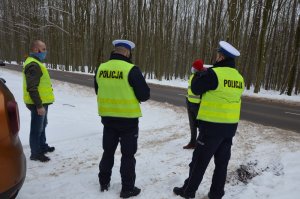 Policjanci badali miejsce wypadku śmiertelnego, wraz z nimi na miejscu debatowali zarządca drogi, przedstawiciel gminy, strażak.