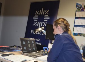 Policjantka siedzi przed komputerem i prowadzi lekcję on-line