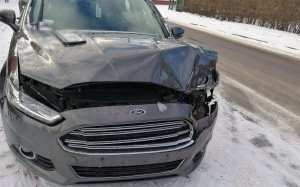 rozbity samochód ford - wgniecenia na masce po prawej stronie