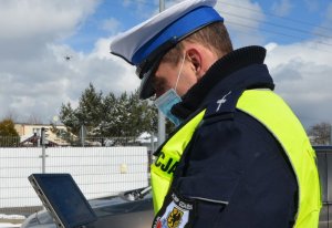 Policjant obsługuje urządzenie do kierowania dronem