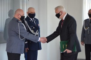 Prezydent Miasta Wejherowo składa serdeczne gratulacje Komendantowi Powiatowemu Policji i wręcza upominek.