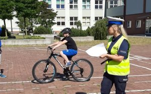 Policjantka egzaminuje uczniów na kartę rowerową.