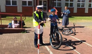 Policjantka rozmawia z uczniem, który podchodzi do egzaminu