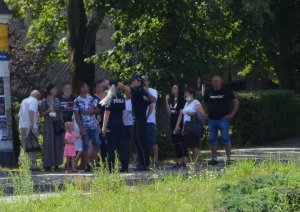 Policjanci wstrzymują ruch pieszych na ul. Dworcowej.