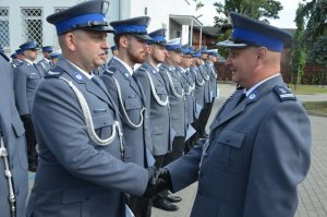 Komendant wręcza akty nominacji na wyższe stopnie służbowe.