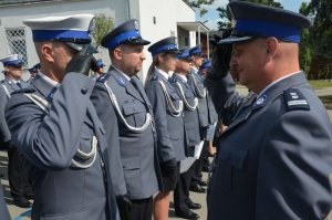 Komendant wręcza akty nominacji na wyższe stopnie służbowe.