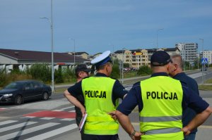 Czteroosobowa komisja rozmawia na miejscu wypadku, ustala okoliczności.