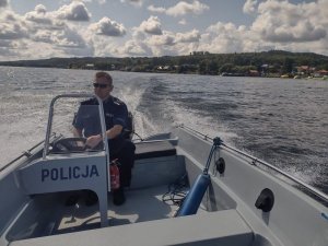 Policjant na motorowce pływa po jeziorze