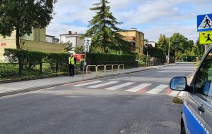 Policjant patroluje rejon przy szkole.