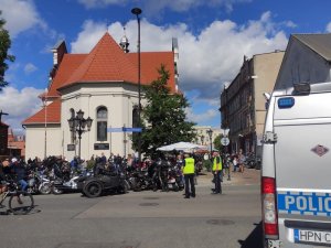 Policjanci kierują ruchem.