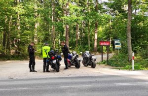 Policjant zatrzymał do kontroli drogowej dwóch motocyklistów.