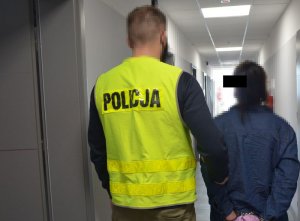 Policjant prowadzi zatrzymaną