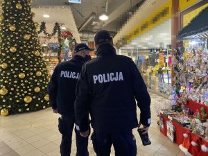 Dwóch policjantów idzie holem centrum.