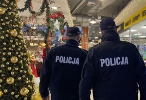 Policjanci wchodzą co centrum handlowego.