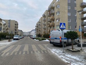 Radiowóz stoi na chodniku przy przejściu dla pieszych, w miejscu gdzie doszło do wypadku.