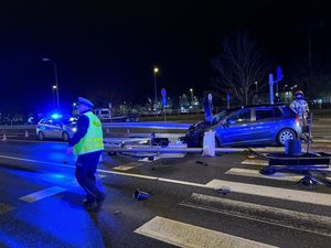 Policjanci pracują na miejscu wypadku.