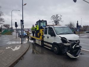 Policjant wykonuje czynności na samochodzie iveco.