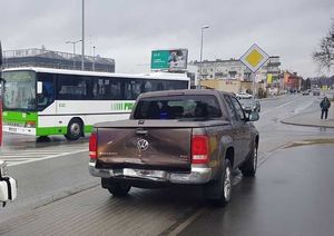 Na zdjęciu widoczny jest tył samochodu volkswagen, który ma wgniecenie.