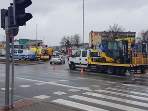 Na zdjęciu widoczny jest samochód iveco i w oddali w tle policyjny radiowóz