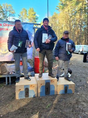 Policjant stoi na podium