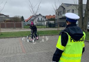 Policjantka egzaminuje na placu.