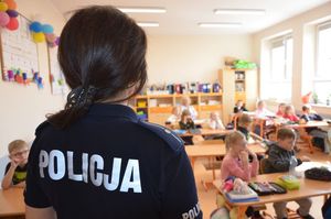 Policjantka prowadzi spotkanie edukacyjno-profilaktyczne.