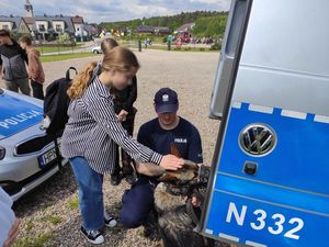 Policjanci z dziećmi na festynie w Luzinie