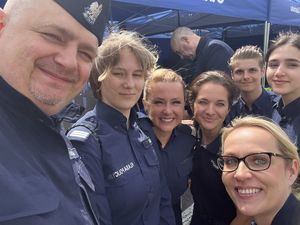 Zdjęcie wykonane w formie selfie z Komendantem Wojewódzkim , policjantkami i uczeniami klasy policyjnej z Redy.