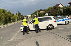 Policjanci kontrolują trzeźwość kierujących